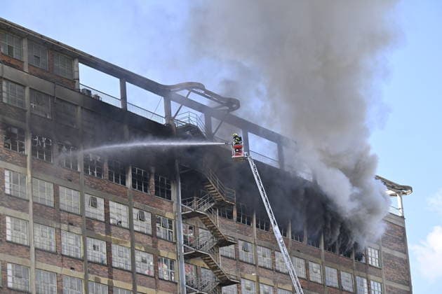 Part of a burning building on the former Bata factory grounds in Zlin collapsed this afternoon, on July 9, 2026. No one was injured at the scene, and no one was inside the building, firefighters reported on X. They have not yet brought the fire under control. Furthermore, there is a risk that the building will continue to collapse, Pavel Reznicek, a spokesperson for the regional fire department, told CTK. The fire broke out this morning on the ninth floor of high-rise building No. 34, where the Zlin-based footwear company Vasky rents warehouse space. Firefighters declared a special alert level-the highest of four, which applies only in extraordinary situations-this morning. The area surrounding the burning building has been cordoned off. (  CTKPhotoP2026070902626
