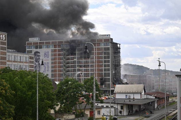 Part of a burning building on the former Bata factory grounds in Zlin collapsed this afternoon, on July 9, 2026. No one was injured at the scene, and no one was inside the building, firefighters reported on X. They have not yet brought the fire under control. Furthermore, there is a risk that the building will continue to collapse, Pavel Reznicek, a spokesperson for the regional fire department, told CTK. The fire broke out this morning on the ninth floor of high-rise building No. 34, where the Zlin-based footwear company Vasky rents warehouse space. Firefighters declared a special alert level-the highest of four, which applies only in extraordinary situations-this morning. The area surrounding the burning building has been cordoned off. (  CTKPhotoP2026070904878