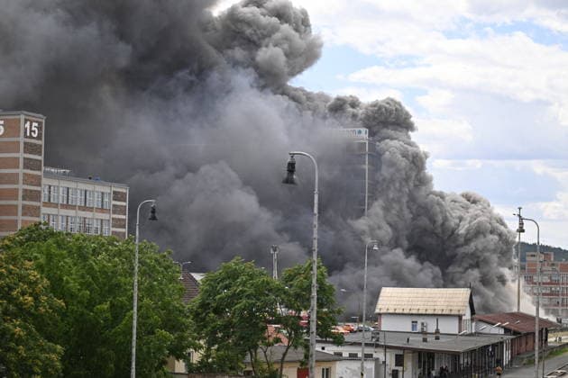 Part of a burning building on the former Bata factory grounds in Zlin collapsed this afternoon, on July 9, 2026. No one was injured at the scene, and no one was inside the building, firefighters reported on X. They have not yet brought the fire under control. Furthermore, there is a risk that the building will continue to collapse, Pavel Reznicek, a spokesperson for the regional fire department, told CTK. The fire broke out this morning on the ninth floor of high-rise building No. 34, where the Zlin-based footwear company Vasky rents warehouse space. Firefighters declared a special alert level-the highest of four, which applies only in extraordinary situations-this morning. The area surrounding the burning building has been cordoned off. (  CTKPhotoP2026070904965