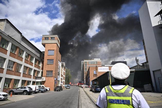 Part of a burning building on the former Bata factory grounds in Zlin collapsed this afternoon, on July 9, 2026. No one was injured at the scene, and no one was inside the building, firefighters reported on X. They have not yet brought the fire under control. Furthermore, there is a risk that the building will continue to collapse, Pavel Reznicek, a spokesperson for the regional fire department, told CTK. The fire broke out this morning on the ninth floor of high-rise building No. 34, where the Zlin-based footwear company Vasky rents warehouse space. Firefighters declared a special alert level-the highest of four, which applies only in extraordinary situations-this morning. The area surrounding the burning building has been cordoned off. (  CTKPhotoP2026070905067