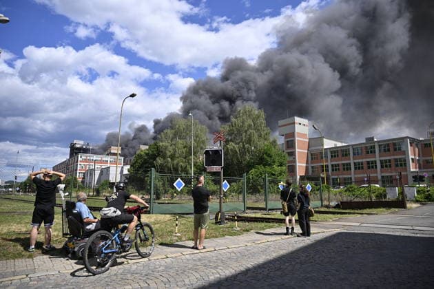 Part of a burning building on the former Bata factory grounds in Zlin collapsed this afternoon, on July 9, 2026. No one was injured at the scene, and no one was inside the building, firefighters reported on X. They have not yet brought the fire under control. Furthermore, there is a risk that the building will continue to collapse, Pavel Reznicek, a spokesperson for the regional fire department, told CTK. The fire broke out this morning on the ninth floor of high-rise building No. 34, where the Zlin-based footwear company Vasky rents warehouse space. Firefighters declared a special alert level-the highest of four, which applies only in extraordinary situations-this morning. The area surrounding the burning building has been cordoned off. (  CTKPhotoP2026070905107