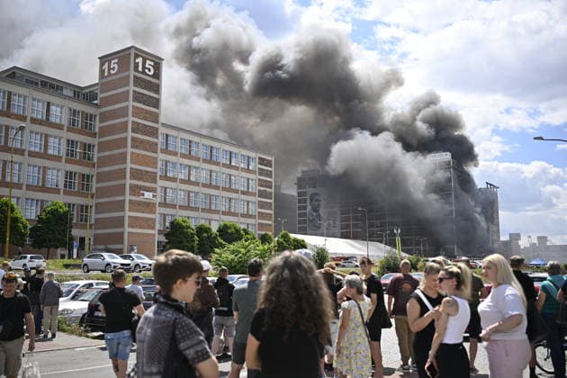 Part of a burning building on the former Bata factory grounds in Zlin collapsed this afternoon, on July 9, 2026. No one was injured at the scene, and no one was inside the building, firefighters reported on X. They have not yet brought the fire under control. Furthermore, there is a risk that the building will continue to collapse, Pavel Reznicek, a spokesperson for the regional fire department, told CTK. The fire broke out this morning on the ninth floor of high-rise building No. 34, where the Zlin-based footwear company Vasky rents warehouse space. Firefighters declared a special alert level-the highest of four, which applies only in extraordinary situations-this morning. The area surrounding the burning building has been cordoned off. (  CTKPhotoP2026070904734