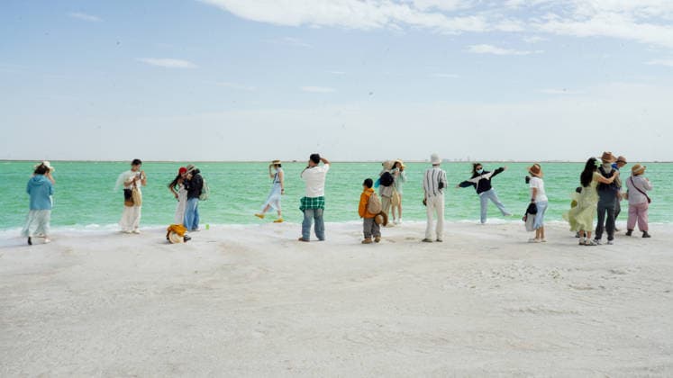 (260709) -- GOLMUD, July 9, 2026 -- Tourists visit the Qairhan salt lake in Golmud, northwest China s Qinghai Province, July 9, 2026. The Qairhan salt lake, with a total area of 5,856 square kilometers, has been the largest potash fertilizer producing base in China. ) (EcoChina)CHINA-QINGHAI-QAIRHAN SALT LAKE-SCENERY (CN) WangxYan 