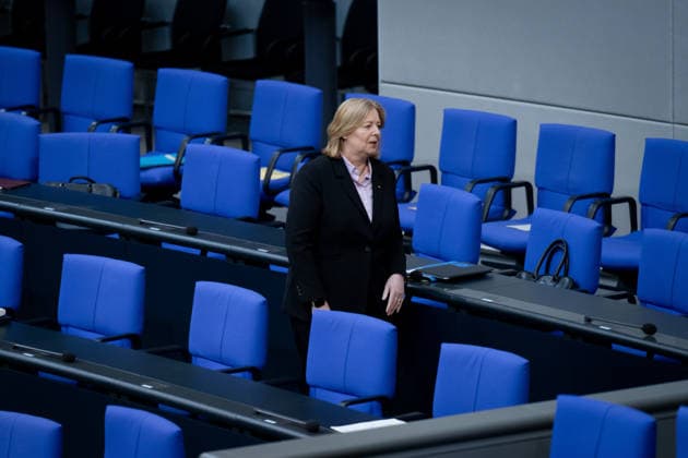 Bundestag, Bärbel Bas, Bundesministerin für Arbeit und Soziales Reichstagsgebäude, Bundestag, Sitzungswoche, Bärbel Bas, Bundesministerin für Arbeit und Soziales Berlin Berlin GER *** Bundestag, Bärbel Bas, Federal Minister of Labor and Social Affairs, Reichstag Building, Bundestag, session week, Bärbel Bas, Federal Minister of Labor and Social Affairs, Berlin, Berlin, GER