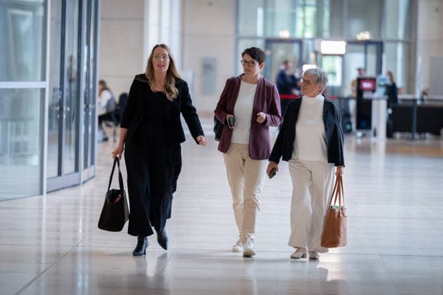 Bundestag, Katharina Dröge, Britta Haßelmann, Irene Mihalic Reichstagsgebäude, Bundestag, Sitzungswoche, Bündnis90 Die Grünen, Katharina Dröge, Britta Haßelmann, Irene Mihalic Berlin Berlin GER *** Bundestag, Katharina Dröge, Britta Haßelmann, Irene Mihalic Reichstag Building, Bundestag, session week, Alliance 90 The Greens, Katharina Dröge, Britta Haßelmann, Irene Mihalic Berlin Berlin GER