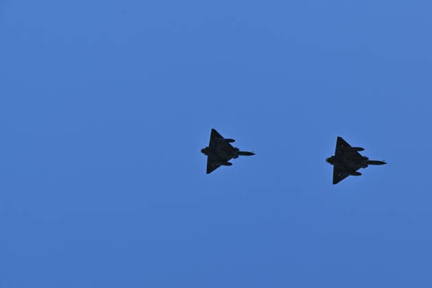 Bastille Day parade rehearsal in Paris PARIS, FRANCE - JULY 09: French military aircraft fly over the Arc de Triomphe during a rehearsal for the upcoming Bastille Day parade on the Champs-Elysees Avenue in Paris, France, on July 9, 2026. Mustafa Yalcin Anadolu Paris France. Editorial use only. Please get in touch for any other usage.  Copyright: x2026xAnadoluxMustafaxYalcinx