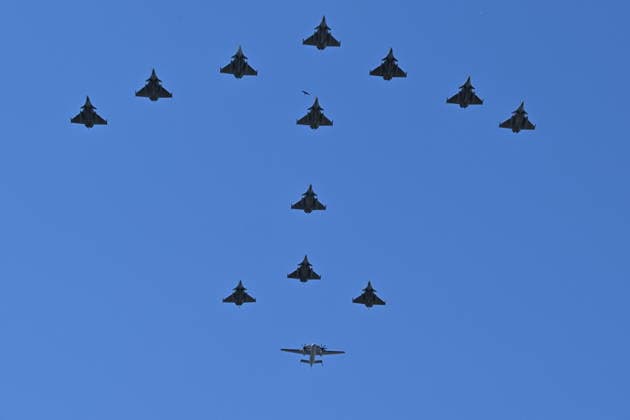 Bastille Day parade rehearsal in Paris PARIS, FRANCE - JULY 09: French military aircraft fly over the Arc de Triomphe during a rehearsal for the upcoming Bastille Day parade on the Champs-Elysees Avenue in Paris, France, on July 9, 2026. Mustafa Yalcin Anadolu Paris France. Editorial use only. Please get in touch for any other usage.  Copyright: x2026xAnadoluxMustafaxYalcinx