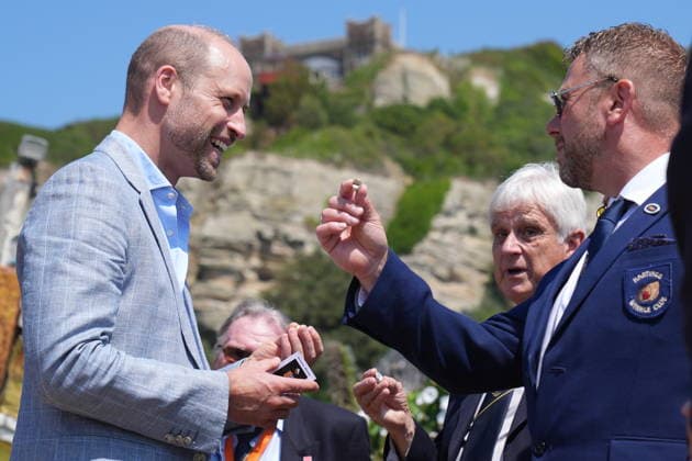 Prince of Wales visit to Hastings The Prince of Wales (left) receives a silver winkle as he meets with members from the charity organisation the Winkle Club, in the Old Town, during his visit to Hastings, East Sussex, to highlight the town s fishing community and the vital work of local youth-led and community-driven organisations. Picture date: Thursday July 9, 2026., Credit:Gareth Fuller PA ROTA - B68 Avalon UK, Hastings  Copyright: xGarethxFullerx xPAxROTAx-xB68x xAvalonx 1115505301