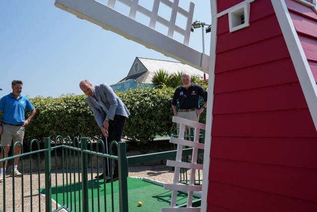 Prince of Wales visit to Hastings Britain s Prince William, Prince of Wales (C) plays a round of crazy golf during a visit to the Hastings Adventure Miniature Golf in Hastings, south-east England on July 9, 2026., Credit:CARLOS JASSO PA ROTA - B68 Avalon United Kingdom, East Sussex, Hastings  Copyright: xCARLOSxJASSOx xPAxROTAx-xB68x xAvalonx 1115505796
