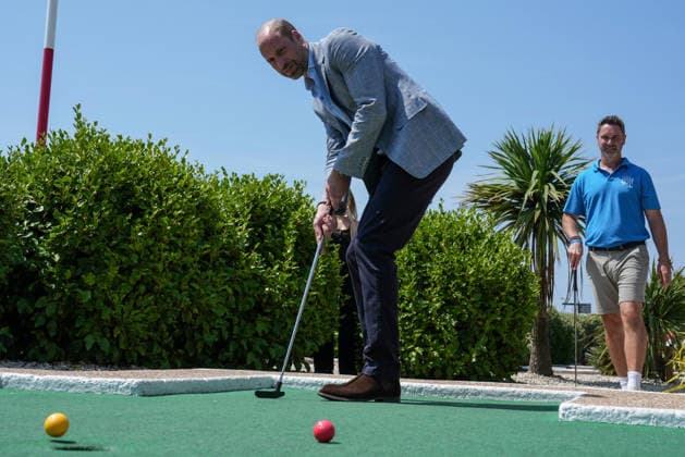 Prince of Wales visit to Hastings Britain s Prince William, Prince of Wales (L) plays a round of crazy golf during a visit to the Hastings Adventure Miniature Golf in Hastings, south-east England on July 9, 2026., Credit:CARLOS JASSO PA ROTA - B68 Avalon United Kingdom, East Sussex, Hastings  Copyright: xCARLOSxJASSOx xPAxROTAx-xB68x xAvalonx 1115505835