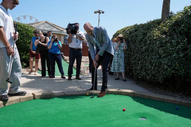 Prince of Wales visit to Hastings Britain s Prince William, Prince of Wales (C) plays a round of crazy golf with young people supported by the local youth charity XTrax, during a visit to the Hastings Adventure Miniature Golf in Hastings, south-east England on July 9, 2026., Credit:CARLOS JASSO PA ROTA - B68 Avalon United Kingdom, East Sussex, Hastings  Copyright: xCARLOSxJASSOx xPAxROTAx-xB68x xAvalonx 1115505872