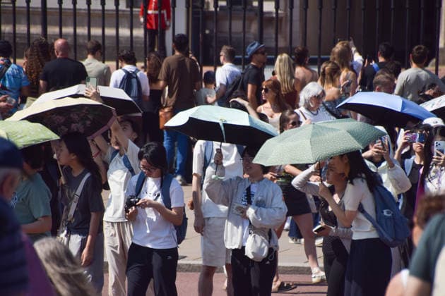 July 9, 2026, London, United Kingdom: People carry umbrellas to shield from the sun outside Buckingham Palace as the UK is hit by another heatwave. London United Kingdom - ZUMAs197 20260709_aab_s197_004 Copyright: xVukxValcicx