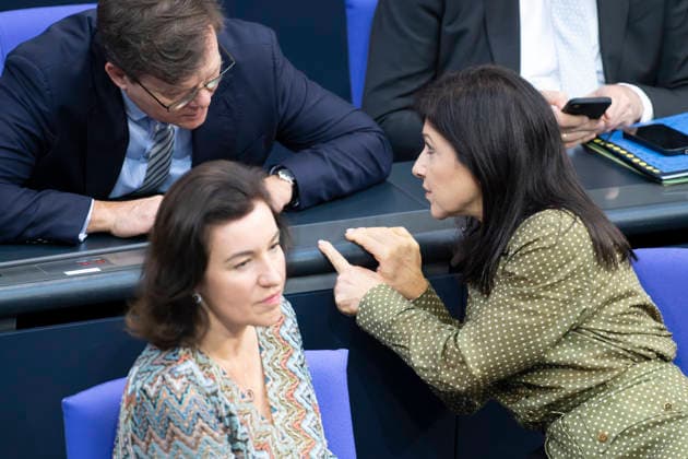 Carsten Schneider rüffelt Katherina Reiche EUR, Deutschland, Berlin, 09.07.2026: Carsten Schneider (SPD), Bundesminister für Umwelt, Klimaschutz, Naturschutz und nukleare Sicherheit rüffelt Katherina Reiche (CDU), Bundesministerin für Wirtschaft und Energie bzgl. der EU-Mathanverordnung . Während der Regierungserklärung im Deutschen Bundestag zur aktuellen politischen Lage durch den Bundeskanzler Friedrich Merz (CDU). *** Carsten Schneider Criticizes Katherina Reiche EUR, Germany, Berlin, July 9, 2026 Carsten Schneider SPD, Federal Minister for the Environment, Climate Action, Nature Conservation, and Nuclear Safety, rebukes Katherina Reiche (CDU), Federal Minister for Economic Affairs and Energy, regarding the EU Maths Regulation