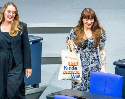 Katharina Dröge + Heidi Reichinnek EUR, Deutschland, Berlin, 09.07.2026: Katharina Dröge Vorsitzende der Bundestagsfraktion B90 Die Grünen schaut auf den Beutel von Heidi Reichinnek Vorsitzende der Fraktion Die Linke im Bundestag, mit der Aufschrift Starke-Kinder-gerechte-Welt . Vor der Regierungserklärung im Deutschen Bundestag zur aktuellen politischen Lage durch den Bundeskanzler Friedrich Merz (CDU). *** Katharina Dröge and Heidi Reichinnek, EUR, Germany, Berlin, July 9, 2026. Katharina Dröge, chair of the B90 The Greens parliamentary group in the Bundestag, looks at the bag carried by Heidi Reichinnek, chair of The Left parliamentary group in the Bundestag, bearing the inscription Strong Children, Just World. This takes place b