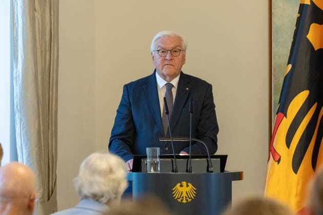 Gedenkveranstaltung 50. Todestag Bundespräsident Gustav Heinemann Bundespräsident Frank-Walter STEINMEIER hält die Ansprache bei der Gedenkveranstaltung zum 50. Todestag von Bundespräsident a.D. Gustav HEINEMANN in der Villa Hammerschmidt in Bonn. Der SPD-Politiker war von 1969 bis 1974 das dritte Staatsoberhaupt der Bundesrepublik Deutschland. Bonn Nordrhein-Westfalen Deutschland *** Commemoration Ceremony Marking the 50th Anniversary of the Death of Federal President Gustav Heinemann Federal President Frank-Walter STEINMEIER delivers a speech at the commemoration ceremony marking the 50th anniversary of the death of former Federal President Gustav HEINEMANN at Villa Hammerschmidt in Bonn. The SPD politician served from 1969 to 1974, Copyright: xMarcxJohnx