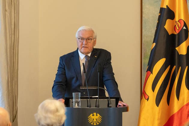 Gedenkveranstaltung 50. Todestag Bundespräsident Gustav Heinemann Bundespräsident Frank-Walter STEINMEIER hält die Ansprache bei der Gedenkveranstaltung zum 50. Todestag von Bundespräsident a.D. Gustav HEINEMANN in der Villa Hammerschmidt in Bonn. Der SPD-Politiker war von 1969 bis 1974 das dritte Staatsoberhaupt der Bundesrepublik Deutschland. Bonn Nordrhein-Westfalen Deutschland *** Commemoration Ceremony Marking the 50th Anniversary of the Death of Federal President Gustav Heinemann Federal President Frank-Walter STEINMEIER delivers a speech at the commemoration ceremony marking the 50th anniversary of the death of former Federal President Gustav HEINEMANN at Villa Hammerschmidt in Bonn. The SPD politician served from 1969 to 1974, Copyright: xMarcxJohnx