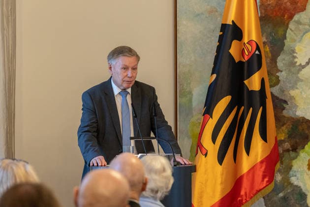 Gedenkveranstaltung 50. Todestag Bundespräsident Gustav Heinemann Professor Dr. Martin Görtemaker würdigt Gustav Heinemann und sein Wirken - Gedenkveranstaltung zum 50. Todestag von Bundespräsident a.D. Gustav HEINEMANN in der Villa Hammerschmidt in Bonn. Der SPD-Politiker war von 1969 bis 1974 das dritte Staatsoberhaupt der Bundesrepublik Deutschland. Bonn Nordrhein-Westfalen Deutschland *** Commemoration Ceremony Marking the 50th Anniversary of the Death of Federal President Gustav Heinemann Professor Dr. Martin Görtemaker Pays Tribute to Gustav Heinemann and His Legacy Commemoration ceremony marking the 50th anniversary of the death of former Federal President Gustav HEINEMANN at Villa Hammerschmidt in Bonn The SPD politician serve Copyright: xMarcxJohnx