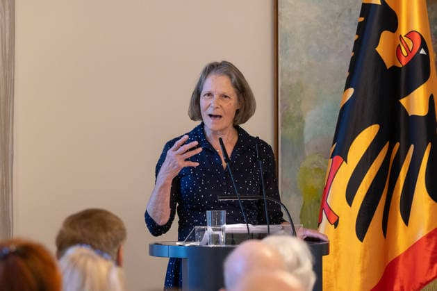 Gedenkveranstaltung 50. Todestag Bundespräsident Gustav Heinemann Ex Fist Lady von Bundespräsident Johanens Rau würdigt das Leben Ihrer Großeltern Hilda und Gustav Heinemann - Gedenkveranstaltung zum 50. Todestag von Bundespräsident a.D. Gustav HEINEMANN in der Villa Hammerschmidt in Bonn. Der SPD-Politiker war von 1969 bis 1974 das dritte Staatsoberhaupt der Bundesrepublik Deutschland. Bonn Nordrhein-Westfalen Deutschland *** Commemoration Ceremony Marking the 50th Anniversary of the Death of Federal President Gustav Heinemann: The former First Lady of Federal President Johannes Rau Pays Tribute to the Lives of Her Grandparents, Hilda and Gustav Heinemann. Commemoration ceremony marking the 50th anniversary of the death of former Fed Copyright: xMarcxJohnx