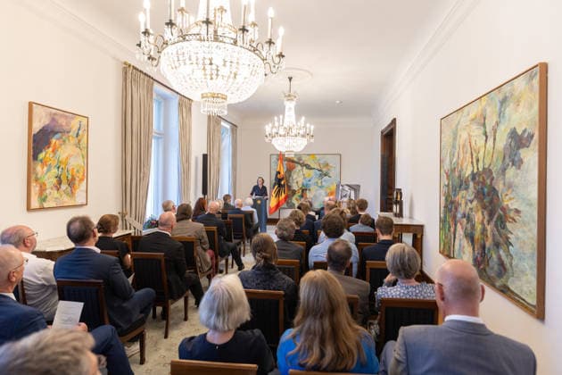 Gedenkveranstaltung 50. Todestag Bundespräsident Gustav Heinemann Ex Fist Lady von Bundespräsident Johanens Rau würdigt das Leben Ihrer Großeltern Hilda und Gustav Heinemann - Gedenkveranstaltung zum 50. Todestag von Bundespräsident a.D. Gustav HEINEMANN in der Villa Hammerschmidt in Bonn. Der SPD-Politiker war von 1969 bis 1974 das dritte Staatsoberhaupt der Bundesrepublik Deutschland. Bonn Nordrhein-Westfalen Deutschland *** Commemoration Ceremony Marking the 50th Anniversary of the Death of Federal President Gustav Heinemann: The former First Lady of Federal President Johannes Rau Pays Tribute to the Lives of Her Grandparents, Hilda and Gustav Heinemann. Commemoration ceremony marking the 50th anniversary of the death of former Fed Copyright: xMarcxJohnx