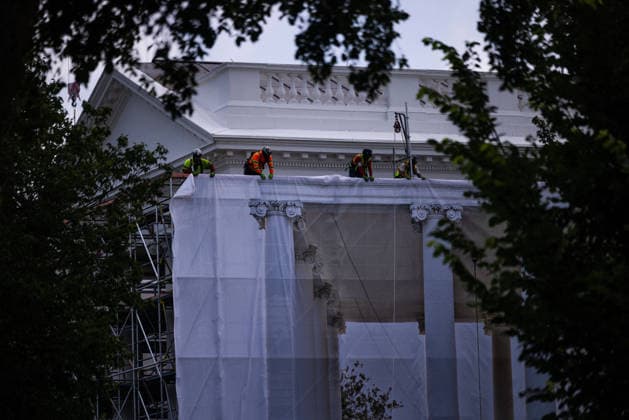 Trump White House WASHINGTON, DC - JULY 9: Construction workers place a tarp over the scaffolding that surrounds the columns at the North Portico of the White House on July 09, 2026 in Washington, DC. (Photo by Tierney Cross Pool For The Washington Post) Washington DC United States  Copyright: xPool ABACAx