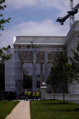 Trump White House WASHINGTON, DC - JULY 9: Construction workers place a tarp over the scaffolding that surrounds the columns at the North Portico of the White House on July 09, 2026 in Washington, DC. (Photo by Tierney Cross Pool For The Washington Post) Washington DC United States  Copyright: xPool ABACAx