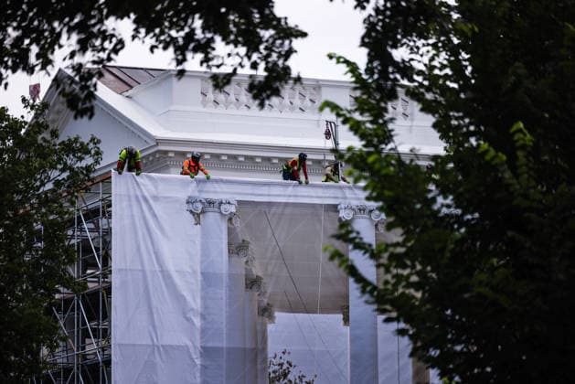 July 9, 2026, Washington, District Of Columbia, USA: WASHINGTON, DC - JULY 9: Construction workers place a tarp over the scaffolding that surrounds the columns at the North Portico of the White House on July 09, 2026 in Washington, DC. ( Tierney Cross Pool For The Washington Post) Washington USA - ZUMAs152 20260709_faa_s152_002 Copyright: xTierneyxLxCrossxx-xPoolxviaxCNPx