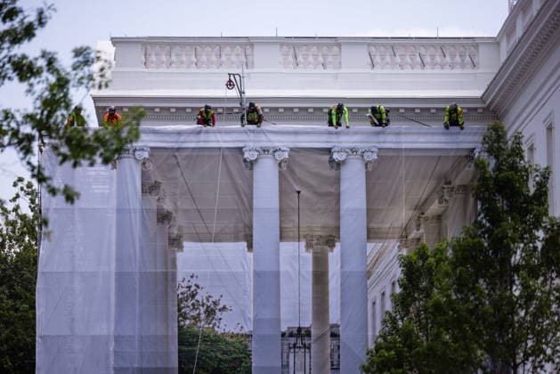July 9, 2026, Washington, District Of Columbia, USA: WASHINGTON, DC - JULY 9: Construction workers place a tarp over the scaffolding that surrounds the columns at the North Portico of the White House on July 09, 2026 in Washington, DC. ( Tierney Cross Pool For The Washington Post) Washington USA - ZUMAs152 20260709_faa_s152_005 Copyright: xTierneyxLxCrossxx-xPoolxviaxCNPx
