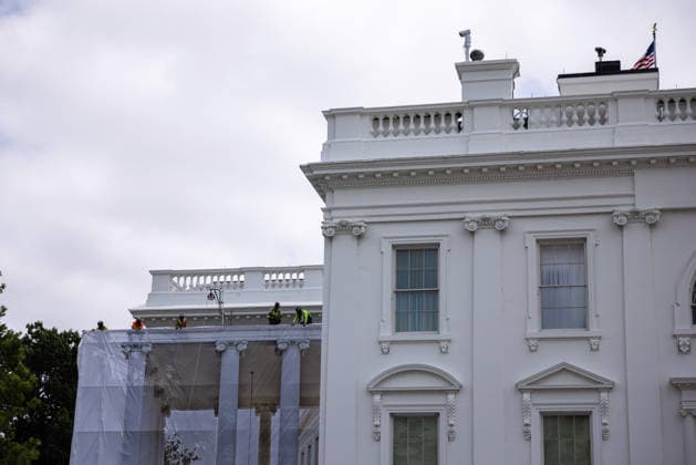 July 9, 2026, Washington, District Of Columbia, USA: WASHINGTON, DC - JULY 9: Construction workers place a tarp over the scaffolding that surrounds the columns at the North Portico of the White House on July 09, 2026 in Washington, DC. ( Tierney Cross Pool For The Washington Post) Washington USA - ZUMAs152 20260709_faa_s152_010 Copyright: xTierneyxLxCrossxx-xPoolxviaxCNPx