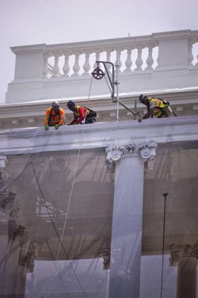 July 9, 2026, Washington, District Of Columbia, USA: WASHINGTON, DC - JULY 9: Construction workers place a tarp over the scaffolding that surrounds the columns at the North Portico of the White House on July 09, 2026 in Washington, DC. ( Tierney Cross Pool For The Washington Post) Washington USA - ZUMAs152 20260709_faa_s152_011 Copyright: xTierneyxLxCrossxx-xPoolxviaxCNPx