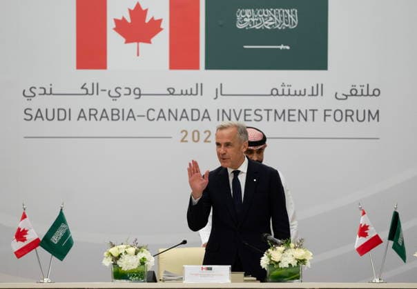 July 9, 2026, Jeddah, Saudi Arabia: Le premier ministre Mark Carney salue le public alors qu il prend place pour prononcer l allocution de cloÂ ture lors d un forum d affaires o Djeddah, en Arabie saoudite, le jeudi 9 juillet 2026. LA PRESSE CANADIENNE Jeddah Saudi Arabia  - ZUMAc35_ 20260709_zaf_c35_032 Copyright: xAdrianxWyldx