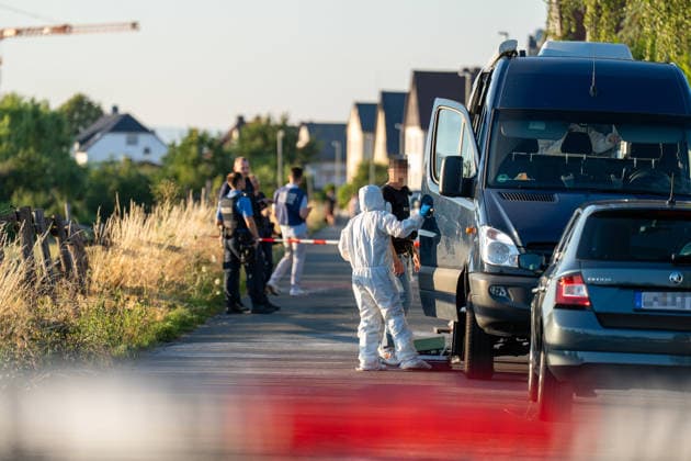 Am Donnerstag, den 09.07.2026, kam es in Hünfelden-Kirberg zu einem Tötungsdelikt. Der Polizei wurde gegen 17:20 Uhr ein Brand in einem Wohnhaus im Weiherweg gemeldet, vor Ort stellten die Einsatzkräfte eine leblose 76-jährige Frau fest. Eine ebenfalls vor Ort angetroffene 103-jährige Frau wies schwere Verletzungen auf und wurde in ein Krankenhaus gebracht. Ein 45-jähriger Mann steht im Verdacht, in dem gemeinschaftlichen Wohnhaus in Anwesenheit seiner 103-jährigen Großmutter seine 76-jährige Mutter im Rahmen eines Streites angegriffen und angezündet zu haben, die Frau erlag noch vor Ort ihren Verletzungen. Der zunächst flüchtige Tatverdächtige wurde im Rahmen von Fahndungsmaßnahmen mit Polizeihubschrauber, Polizeihunden sowie einer Einheit des hessischen Polizeipräsidiums Einsatz gesucht und um 20:05 Uhr lokalisiert und festgenommen. *** On Thursday, July 9, 2026, a homicide occurred in Hünfelden-Kirberg. At around 5:20 p.m., police received a report of a fire in a residential building on Weiherweg; upon arriving at the scene, emergency responders found a 76-year-old woman who was not breathing. A 103-year-old woman, who was also found at the scene, suffered serious injuries and was taken to a hospital. A 45-year-old man is suspected of having attacked and set his 76-year-old mother on fire during an argument in the shared residence in the presence of his 103-year-old grandmother; the woman succumbed to her injuries at the scene. The suspect, who initially fled the scene, was sought as part of a manhunt involving police helicopters, police dogs, and a unit from the Hessian Police Headquarters, and was located and arrested at 8:05 p.m.