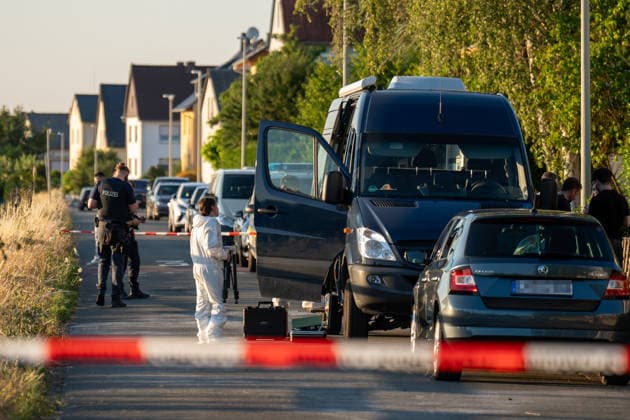 Am Donnerstag, den 09.07.2026, kam es in Hünfelden-Kirberg zu einem Tötungsdelikt. Der Polizei wurde gegen 17:20 Uhr ein Brand in einem Wohnhaus im Weiherweg gemeldet, vor Ort stellten die Einsatzkräfte eine leblose 76-jährige Frau fest. Eine ebenfalls vor Ort angetroffene 103-jährige Frau wies schwere Verletzungen auf und wurde in ein Krankenhaus gebracht. Ein 45-jähriger Mann steht im Verdacht, in dem gemeinschaftlichen Wohnhaus in Anwesenheit seiner 103-jährigen Großmutter seine 76-jährige Mutter im Rahmen eines Streites angegriffen und angezündet zu haben, die Frau erlag noch vor Ort ihren Verletzungen. Der zunächst flüchtige Tatverdächtige wurde im Rahmen von Fahndungsmaßnahmen mit Polizeihubschrauber, Polizeihunden sowie einer Einheit des hessischen Polizeipräsidiums Einsatz gesucht und um 20:05 Uhr lokalisiert und festgenommen. *** On Thursday, July 9, 2026, a homicide occurred in Hünfelden-Kirberg. At around 5:20 p.m., police received a report of a fire in a residential building on Weiherweg; upon arriving at the scene, emergency responders found a 76-year-old woman who was not breathing. A 103-year-old woman, who was also found at the scene, suffered serious injuries and was taken to a hospital. A 45-year-old man is suspected of having attacked and set his 76-year-old mother on fire during an argument in the shared residence in the presence of his 103-year-old grandmother; the woman succumbed to her injuries at the scene. The suspect, who initially fled the scene, was sought as part of a manhunt involving police helicopters, police dogs, and a unit from the Hessian Police Headquarters, and was located and arrested at 8:05 p.m.