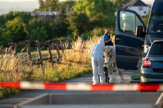 Am Donnerstag, den 09.07.2026, kam es in Hünfelden-Kirberg zu einem Tötungsdelikt. Der Polizei wurde gegen 17:20 Uhr ein Brand in einem Wohnhaus im Weiherweg gemeldet, vor Ort stellten die Einsatzkräfte eine leblose 76-jährige Frau fest. Eine ebenfalls vor Ort angetroffene 103-jährige Frau wies schwere Verletzungen auf und wurde in ein Krankenhaus gebracht. Ein 45-jähriger Mann steht im Verdacht, in dem gemeinschaftlichen Wohnhaus in Anwesenheit seiner 103-jährigen Großmutter seine 76-jährige Mutter im Rahmen eines Streites angegriffen und angezündet zu haben, die Frau erlag noch vor Ort ihren Verletzungen. Der zunächst flüchtige Tatverdächtige wurde im Rahmen von Fahndungsmaßnahmen mit Polizeihubschrauber, Polizeihunden sowie einer Einheit des hessischen Polizeipräsidiums Einsatz gesucht und um 20:05 Uhr lokalisiert und festgenommen. *** On Thursday, July 9, 2026, a homicide occurred in Hünfelden-Kirberg. At around 5:20 p.m., police received a report of a fire in a residential building on Weiherweg; upon arriving at the scene, emergency responders found a 76-year-old woman who was not breathing. A 103-year-old woman, who was also found at the scene, suffered serious injuries and was taken to a hospital. A 45-year-old man is suspected of having attacked and set his 76-year-old mother on fire during an argument in the shared residence in the presence of his 103-year-old grandmother; the woman succumbed to her injuries at the scene. The suspect, who initially fled the scene, was sought as part of a manhunt involving police helicopters, police dogs, and a unit from the Hessian Police Headquarters, and was located and arrested at 8:05 p.m.