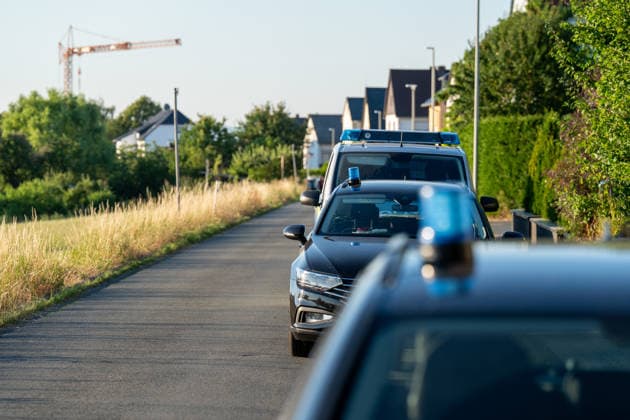 Am Donnerstag, den 09.07.2026, kam es in Hünfelden-Kirberg zu einem Tötungsdelikt. Der Polizei wurde gegen 17:20 Uhr ein Brand in einem Wohnhaus im Weiherweg gemeldet, vor Ort stellten die Einsatzkräfte eine leblose 76-jährige Frau fest. Eine ebenfalls vor Ort angetroffene 103-jährige Frau wies schwere Verletzungen auf und wurde in ein Krankenhaus gebracht. Ein 45-jähriger Mann steht im Verdacht, in dem gemeinschaftlichen Wohnhaus in Anwesenheit seiner 103-jährigen Großmutter seine 76-jährige Mutter im Rahmen eines Streites angegriffen und angezündet zu haben, die Frau erlag noch vor Ort ihren Verletzungen. Der zunächst flüchtige Tatverdächtige wurde im Rahmen von Fahndungsmaßnahmen mit Polizeihubschrauber, Polizeihunden sowie einer Einheit des hessischen Polizeipräsidiums Einsatz gesucht und um 20:05 Uhr lokalisiert und festgenommen. *** On Thursday, July 9, 2026, a homicide occurred in Hünfelden-Kirberg. At around 5:20 p.m., police received a report of a fire in a residential building on Weiherweg; upon arriving at the scene, emergency responders found a 76-year-old woman who was not breathing. A 103-year-old woman, who was also found at the scene, suffered serious injuries and was taken to a hospital. A 45-year-old man is suspected of having attacked and set his 76-year-old mother on fire during an argument in the shared residence in the presence of his 103-year-old grandmother; the woman succumbed to her injuries at the scene. The suspect, who initially fled the scene, was sought as part of a manhunt involving police helicopters, police dogs, and a unit from the Hessian Police Headquarters, and was located and arrested at 8:05 p.m.