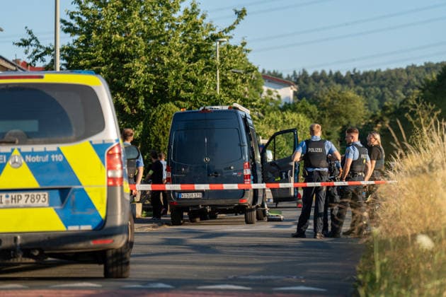 Am Donnerstag, den 09.07.2026, kam es in Hünfelden-Kirberg zu einem Tötungsdelikt. Der Polizei wurde gegen 17:20 Uhr ein Brand in einem Wohnhaus im Weiherweg gemeldet, vor Ort stellten die Einsatzkräfte eine leblose 76-jährige Frau fest. Eine ebenfalls vor Ort angetroffene 103-jährige Frau wies schwere Verletzungen auf und wurde in ein Krankenhaus gebracht. Ein 45-jähriger Mann steht im Verdacht, in dem gemeinschaftlichen Wohnhaus in Anwesenheit seiner 103-jährigen Großmutter seine 76-jährige Mutter im Rahmen eines Streites angegriffen und angezündet zu haben, die Frau erlag noch vor Ort ihren Verletzungen. Der zunächst flüchtige Tatverdächtige wurde im Rahmen von Fahndungsmaßnahmen mit Polizeihubschrauber, Polizeihunden sowie einer Einheit des hessischen Polizeipräsidiums Einsatz gesucht und um 20:05 Uhr lokalisiert und festgenommen. *** On Thursday, July 9, 2026, a homicide occurred in Hünfelden-Kirberg. At around 5:20 p.m., police received a report of a fire in a residential building on Weiherweg; upon arriving at the scene, emergency responders found a 76-year-old woman who was not breathing. A 103-year-old woman, who was also found at the scene, suffered serious injuries and was taken to a hospital. A 45-year-old man is suspected of having attacked and set his 76-year-old mother on fire during an argument in the shared residence in the presence of his 103-year-old grandmother; the woman succumbed to her injuries at the scene. The suspect, who initially fled the scene, was sought as part of a manhunt involving police helicopters, police dogs, and a unit from the Hessian Police Headquarters, and was located and arrested at 8:05 p.m.