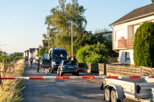 Am Donnerstag, den 09.07.2026, kam es in Hünfelden-Kirberg zu einem Tötungsdelikt. Der Polizei wurde gegen 17:20 Uhr ein Brand in einem Wohnhaus im Weiherweg gemeldet, vor Ort stellten die Einsatzkräfte eine leblose 76-jährige Frau fest. Eine ebenfalls vor Ort angetroffene 103-jährige Frau wies schwere Verletzungen auf und wurde in ein Krankenhaus gebracht. Ein 45-jähriger Mann steht im Verdacht, in dem gemeinschaftlichen Wohnhaus in Anwesenheit seiner 103-jährigen Großmutter seine 76-jährige Mutter im Rahmen eines Streites angegriffen und angezündet zu haben, die Frau erlag noch vor Ort ihren Verletzungen. Der zunächst flüchtige Tatverdächtige wurde im Rahmen von Fahndungsmaßnahmen mit Polizeihubschrauber, Polizeihunden sowie einer Einheit des hessischen Polizeipräsidiums Einsatz gesucht und um 20:05 Uhr lokalisiert und festgenommen. *** On Thursday, July 9, 2026, a homicide occurred in Hünfelden-Kirberg. At around 5:20 p.m., police received a report of a fire in a residential building on Weiherweg; upon arriving at the scene, emergency responders found a 76-year-old woman who was not breathing. A 103-year-old woman, who was also found at the scene, suffered serious injuries and was taken to a hospital. A 45-year-old man is suspected of having attacked and set his 76-year-old mother on fire during an argument in the shared residence in the presence of his 103-year-old grandmother; the woman succumbed to her injuries at the scene. The suspect, who initially fled the scene, was sought as part of a manhunt involving police helicopters, police dogs, and a unit from the Hessian Police Headquarters, and was located and arrested at 8:05 p.m.
