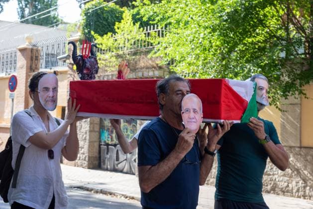 Iranian Demonstrators Rally Outside Embassy in Madrid MADRID, SPAIN July 9, 2026: Iranian residents and supporters gather outside the Embassy of Iran in Madrid to protest against the Iranian government and call for an end to U.S. negotiations with the Islamic Republic. Demonstrators carried banners and chanted slogans demanding increased international pressure on Tehran during the protest held in the Spanish capital. Madrid MADRID Spain Copyright: x xC.xCarvajalx xJNAxPressx