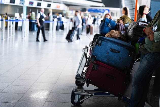 Koffer von wartenden Fluggästen in einer Schlange Frankfurt am Main, Flughafen, Koffer von wartenden Fluggästen Frankfurt Flughafen Frankfurt Hessen Deutschland *** Luggage belonging to waiting passengers in a line at Frankfurt am Main Airport, Frankfurt Airport, Frankfurt, Hesse, Germany Copyright: xJamesxZabelx