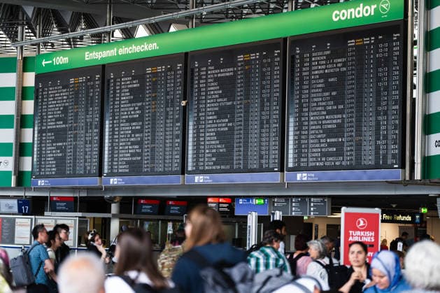 Fluggäste in Bewegung am Frankfurter Flughafen Frankfurt am Main, Flughafen, Fluggäste in Bewegung am Frankfurter Flughafen Frankfurt Flughafen Frankfurt Hessen Deutschland *** Passengers on the Move at Frankfurt Airport, Frankfurt am Main, Airport, Passengers on the Move at Frankfurt Airport, Frankfurt Airport, Frankfurt, Hesse, Germany Copyright: xJamesxZabelx