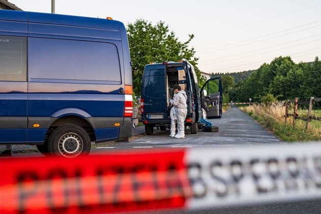 Person leblos in Kellerwohnung entdeckt 102 Jährige schwer verletzt Tatverdächtiger nach Flucht festgenommen Am Donnerstag, den 09.07.2026, kam es in Hünfelden-Kirberg zu einem Tötungsdelikt. Der Polizei wurde gegen 17:20 Uhr ein Brand in einem Wohnhaus im Weiherweg gemeldet, vor Ort stellten die Einsatzkräfte eine leblose 76-jährige Frau fest. Eine ebenfalls vor Ort angetroffene 103-jährige Frau wies schwere Verletzungen auf und wurde in ein Krankenhaus gebracht. Ein 45-jähriger Mann steht im Verdacht, in dem gemeinschaftlichen Wohnhaus in Anwesenheit seiner 103-jährigen Großmutter seine 76-jährige Mutter im Rahmen eines Streites angegriffen und angezündet zu haben, die Frau erlag noch vor Ort ihren Verletzungen. Der zu