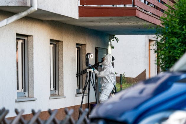 Person leblos in Kellerwohnung entdeckt 102 Jährige schwer verletzt Tatverdächtiger nach Flucht festgenommen Am Donnerstag, den 09.07.2026, kam es in Hünfelden-Kirberg zu einem Tötungsdelikt. Der Polizei wurde gegen 17:20 Uhr ein Brand in einem Wohnhaus im Weiherweg gemeldet, vor Ort stellten die Einsatzkräfte eine leblose 76-jährige Frau fest. Eine ebenfalls vor Ort angetroffene 103-jährige Frau wies schwere Verletzungen auf und wurde in ein Krankenhaus gebracht. Ein 45-jähriger Mann steht im Verdacht, in dem gemeinschaftlichen Wohnhaus in Anwesenheit seiner 103-jährigen Großmutter seine 76-jährige Mutter im Rahmen eines Streites angegriffen und angezündet zu haben, die Frau erlag noch vor Ort ihren Verletzungen. Der zu