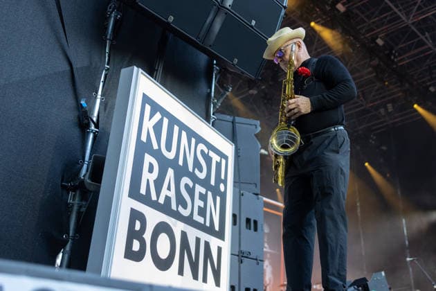 Madness auf dem Kunst!Rasen Bonn Die britische Ska-Pop-Band Madness am Saxophon Lee Thompson beim Live-Auftritt beim Open-Air-Konzert auf dem Kunst!Rasen Bonn-Gronau. Die sommerliche Konzertreihe Kunst!Rasen findet am Rande der Rheinaue am Bonner Rheinufer statt. Bonn Nordrhein-Westfalen Deutschland *** Madness at the Kunst Rasen in Bonn: Lee Thompson on saxophone with the British ska-pop band Madness during a live performance at the open-air concert at the Kunst Rasen in Bonn-Gronau. The summer concert series Kunst Rasen takes place on the edge of the Rheinaue on the banks of the Rhine in Bonn, North Rhine-Westphalia, Germany. Copyright: xMarcxJohnx