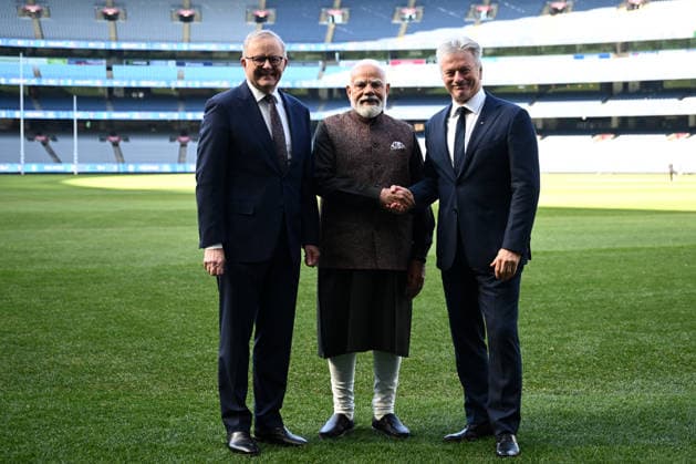 NARENDRA MODI AUSTRALIA VISIT, (L-R) Australian Prime Minister Anthony Albanese, Indian Prime Minister Narendra Modi and former Australian cricketer Steve Waugh pose for a photo during a visit to the Melbourne Cricket Ground in Melbourne, Friday, July 10, 2026. ( NO ARCHIVING MELBOURNE VICTORIA AUSTRALIA  Copyright: xJOELxCARRETTx 20260710179212842093