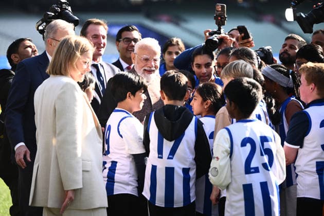 NARENDRA MODI AUSTRALIA VISIT, Indian Prime Minister Narendra Modi speaks with Australian rules footballers during a visit to the Melbourne Cricket Ground in Melbourne, Friday, July 10, 2026. ( NO ARCHIVING MELBOURNE VICTORIA AUSTRALIA  Copyright: xJOELxCARRETTx 20260710170015445367