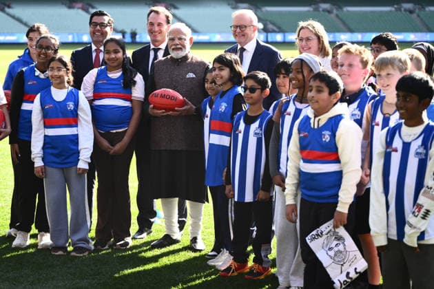 NARENDRA MODI AUSTRALIA VISIT, Australian Prime Minister Anthony Albanese, Indian Prime Minister Narendra Modi and AFL CEO Andrew Dillon with Australian rules footballers during a visit to the Melbourne Cricket Ground in Melbourne, Friday, July 10, 2026. ( NO ARCHIVING MELBOURNE VICTORIA AUSTRALIA  Copyright: xJOELxCARRETTx 20260710168618405914
