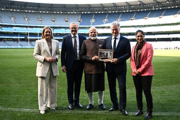 NARENDRA MODI AUSTRALIA VISIT, (L-R) Victorian Premier Jacinta Allan, Australian Prime Minister Anthony Albanese, Indian Prime Minister Narendra Modi, former Australian cricketer Steve Waugh and former Australian cricketer Lisa Sthalekar pose for a photo during a visit to the Melbourne Cricket Ground in Melbourne, Friday, July 10, 2026. ( NO ARCHIVING MELBOURNE VICTORIA AUSTRALIA  Copyright: xJOELxCARRETTx 20260710128405346963