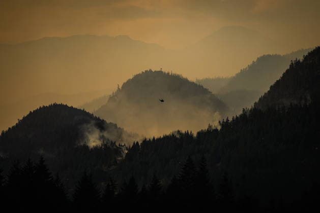 July 9, 2026, Boston Bar, Bc, CANADA: A helicopter being used to fight the Brunswick Creek wildfire prepares to pick up more water as smoke from the Ainslie Creek wildfire is seen in the distance, in Boston Bar, B.C., on Thursday, July 9, 2026. Boston Bar CANADA  - ZUMAc35_ 20260709_zaf_c35_091 Copyright: xDarrylxDyckx