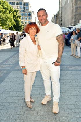 Classic Open Air - Berlin Kevin Kuske mit seiner Mutter Roswitha Berndt beim Classic Open Air auf dem Gendarmenmarkt in Berlin am 09.07.2026 *** Classic Open Air Berlin: Kevin Kuske with his mother, Roswitha Berndt, at the Classic Open Air on the Gendarmenmarkt in Berlin on July 9, 2026 Copyright: xEventpressxBerndtx