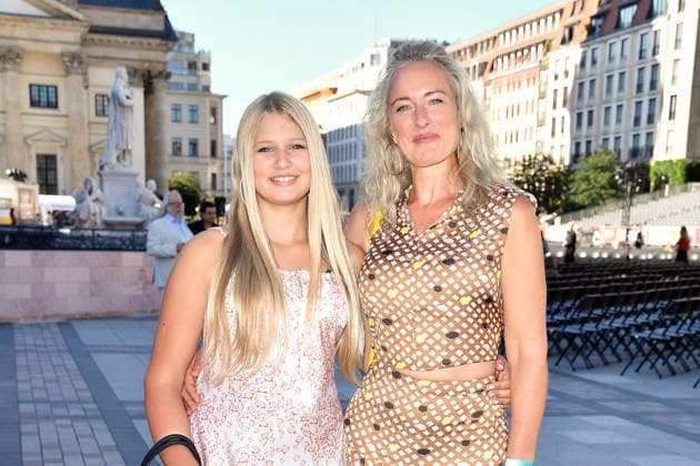 Classic Open Air - Berlin Eva Mona Rodekirchen mit Tochter Martha beim Classic Open Air auf dem Gendarmenmarkt in Berlin am 09.07.2026 *** Classic Open Air Berlin: Eva Mona Rodekirchen with her daughter Martha at the Classic Open Air on the Gendarmenmarkt in Berlin on July 9, 2026 Copyright: xEventpressxBerndtx