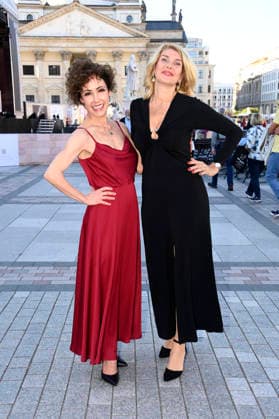 Anastasia Zampounidis mit Gast bei der Eröffnung vom Classic Open Air 2026 mit dem Konzerthausorchester unter der Leitung von Joana Mallwitz und mit Star-Pianist Hayato Sumino auf dem Gendarmenmarkt. Berlin, 09.07.2026 *** Anastasia Zampounidis, with a special guest, at the opening of the Classic Open Air 2026 with the Konzerthaus Orchestra, conducted by Joana Mallwitz, and featuring star pianist Hayato Sumino at the Gendarmenmarkt in Berlin, July 9, 2026 Foto:xN.xKubelkax xFuturexImagex classic_6710